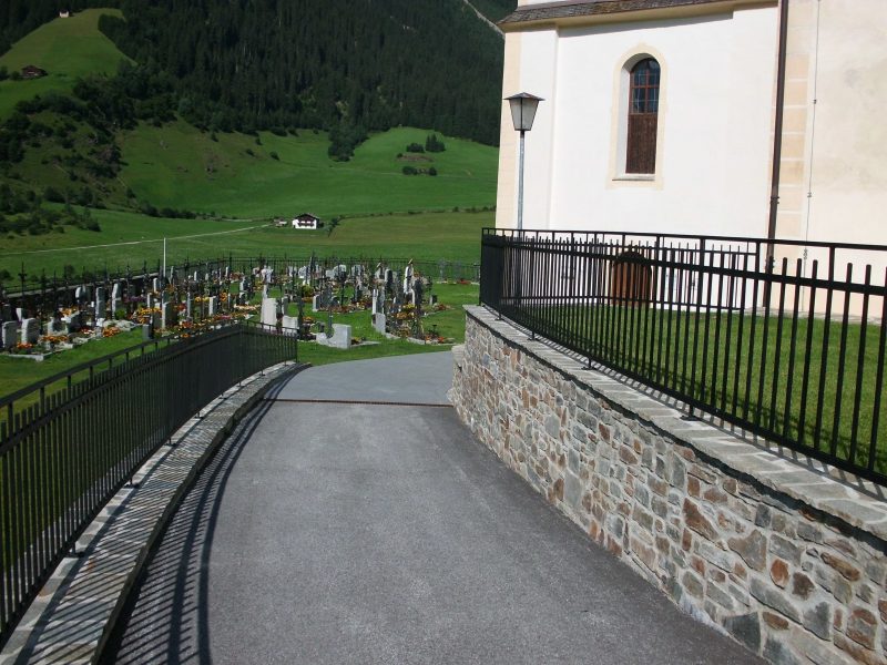 Außengestaltung Friedhof Ridnaun 1